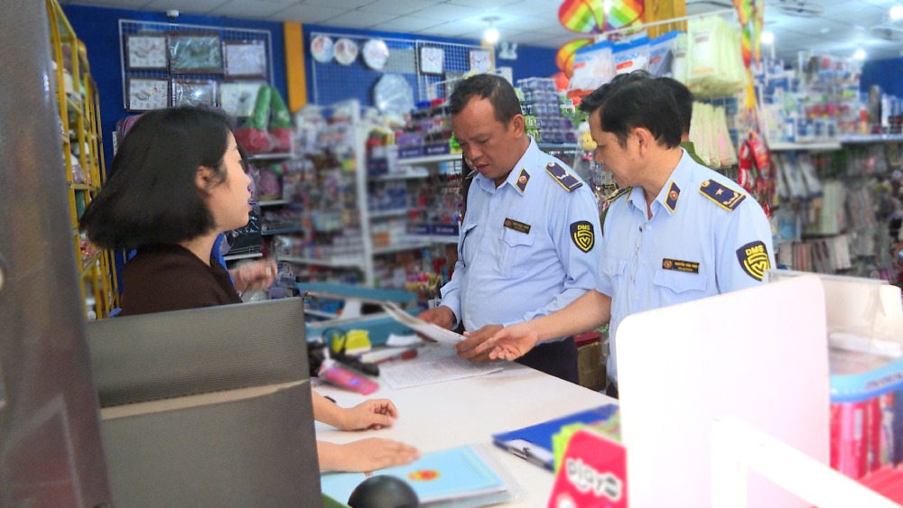 Cac tieu thuong tich cuc phoi hop voi luc luong kiem tra. Anh: Nam Phuong