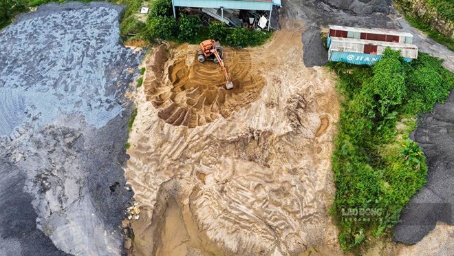 Bãi tập kết cát trái phép tại thôn Cát Hải 1, phường Kim Long (TP Huế) tồn tại nhiều năm (ảnh chụp tháng 12.2025). Ảnh: PV