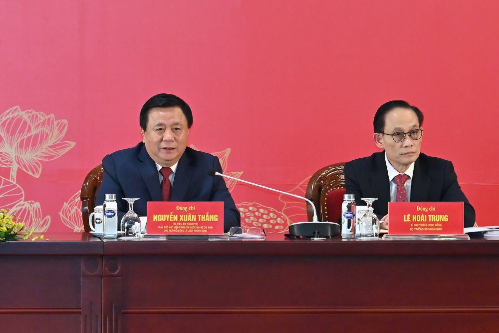 Mr. Nguyen Xuan Thang - Member of the Politburo, Director of the Ho Chi Minh National Academy of Politics, Chairman of the Central Theoretical Council talks about the very comprehensive new points of the 14th Party Congress. Photo: Duy Linh