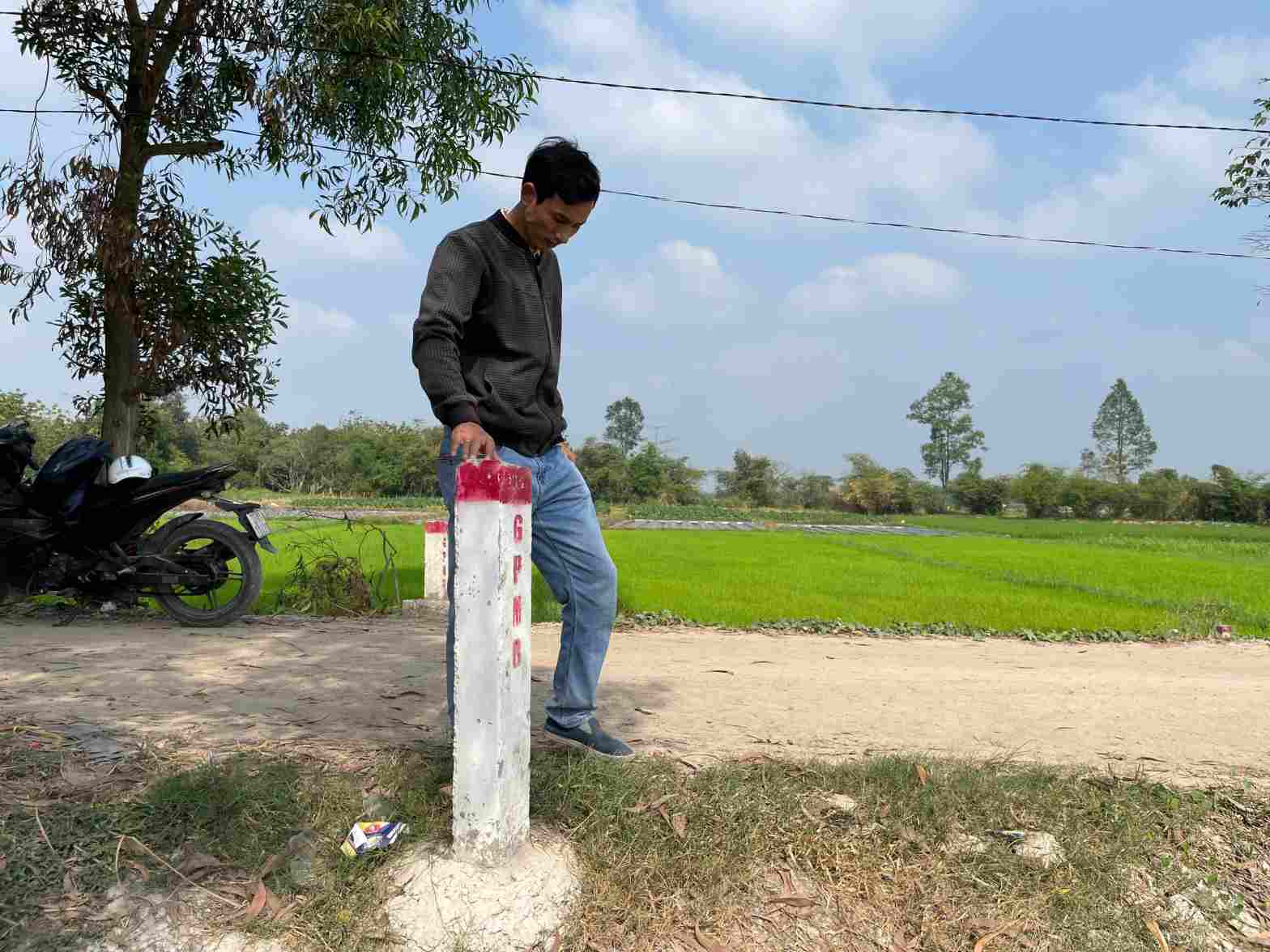 Cot moc den bu giai phong mat bang doan di qua phuong Tan Hiep, TPHCM. Anh: Dinh Trong