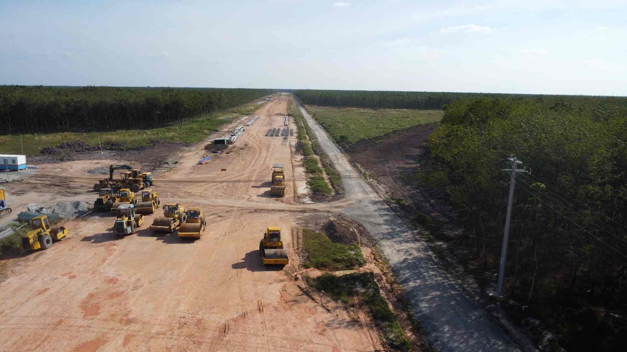 Khu dat sach da duoc thu hoi dang thi cong doan di qua xa Phu Giao. Anh: Dinh Trong