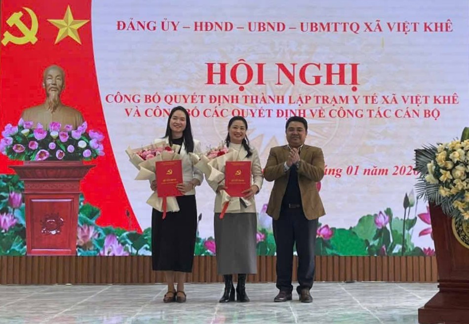 Xa Viet Khe cong bo cac quyet dinh ve cong tac can bo phong, ban, don vi. Ảnh: Cong TTDT xa Viet Khe