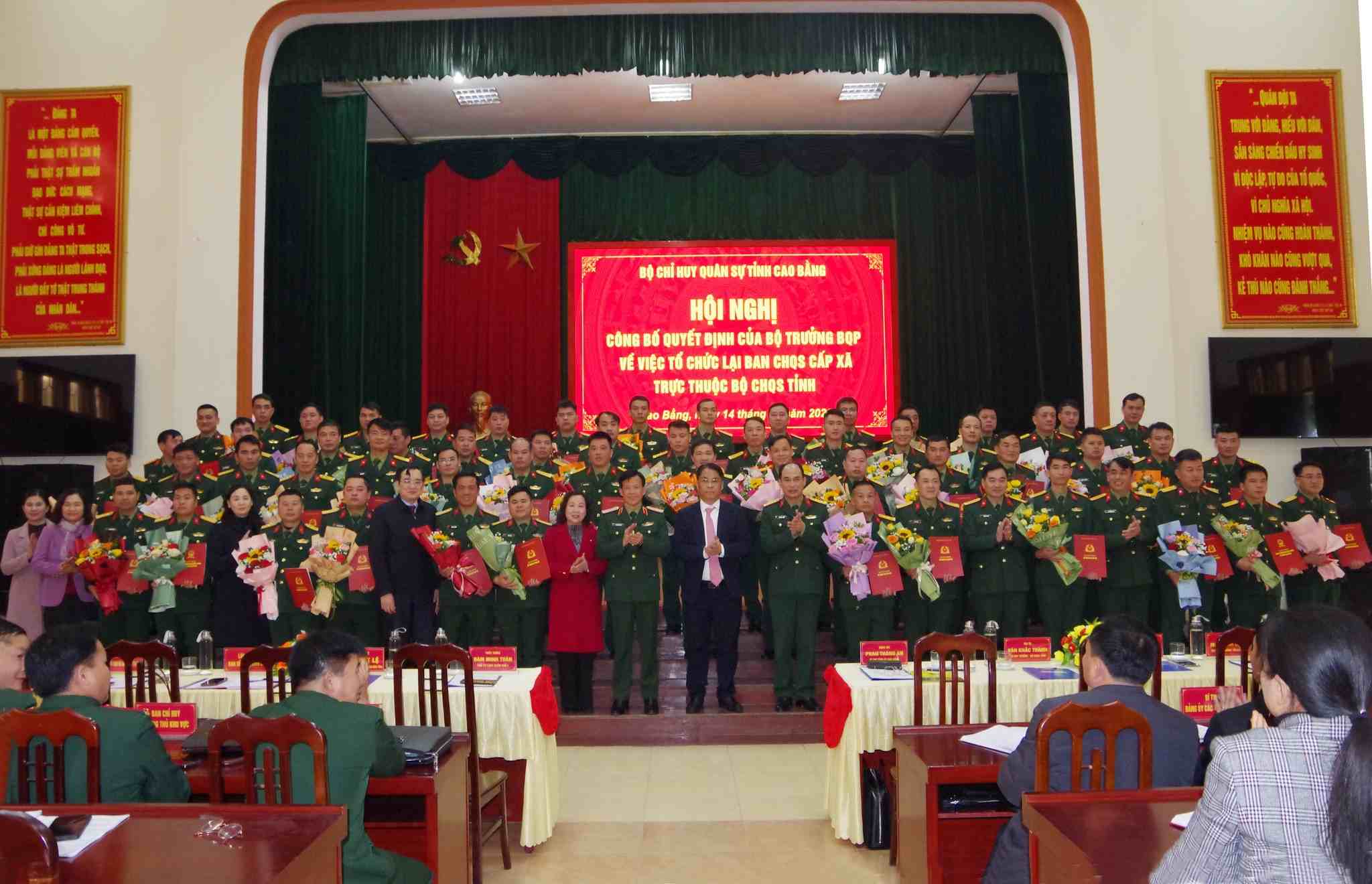 56 Commanders of the Military Command of communes and wards who have just been appointed receive flowers to congratulate. Photo: Cao Bang Military Command