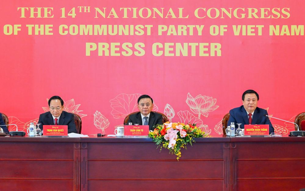 Politburo Member, Standing Secretary of the Secretariat Tran Cam Tu and delegates chair the Press Conference. Photo: Duy Linh