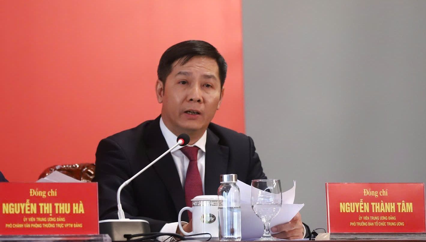 Pho Truong Ban To chuc Trung uong Nguyen Thanh Tam da trao doi ve cac yeu cau cua nhan su Ban Chap hanh Trung uong khoa XIV. Anh: Pham Hai