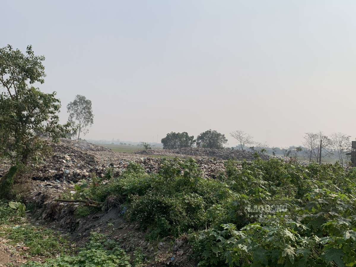 Bãi rác Nam Thanh (xã Nam Ninh, tỉnh Ninh Bình) để lộ thiên, chỉ có hàng rào chắn phía trước. Ảnh: Hà Vi