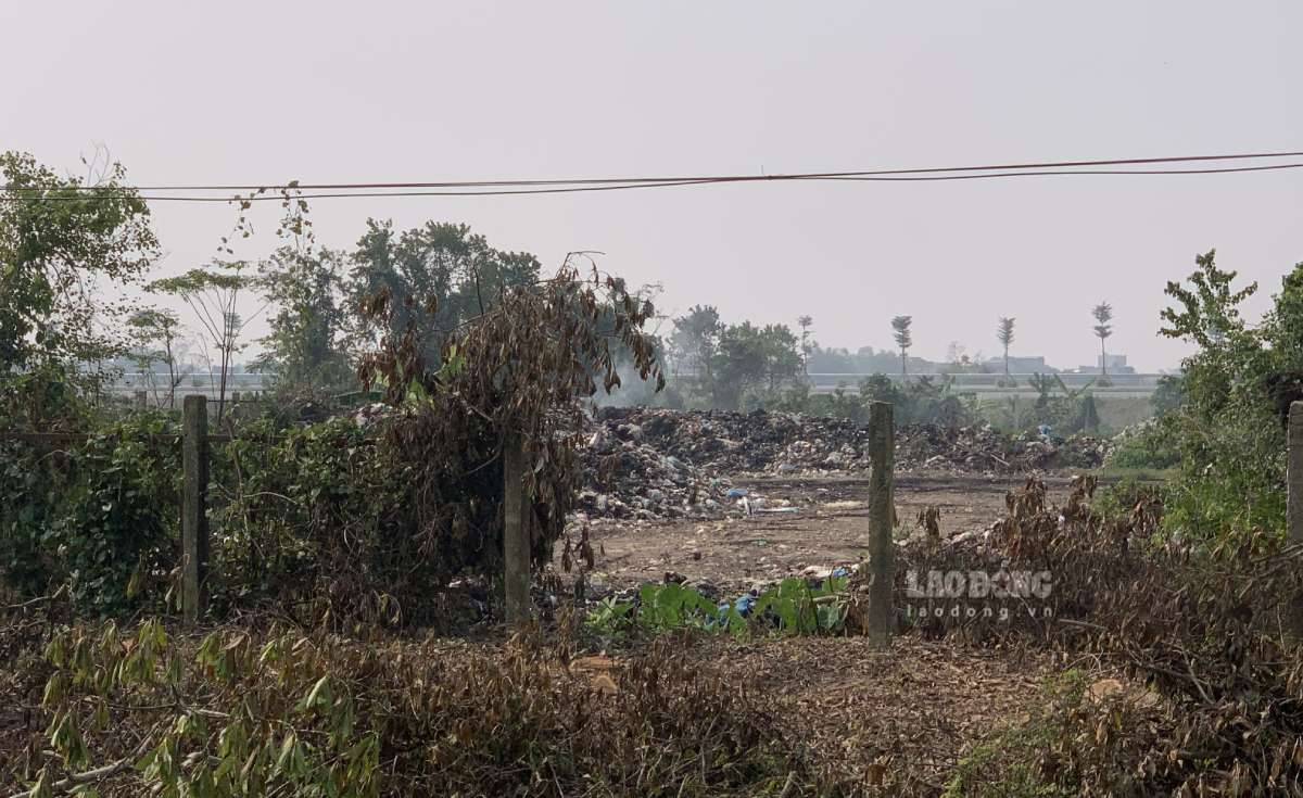 Bãi rác Nam Hồng cách bãi rác Nam Thanh một con đường cũng đang bốc khói mù mịt. Ảnh: Hà Vi