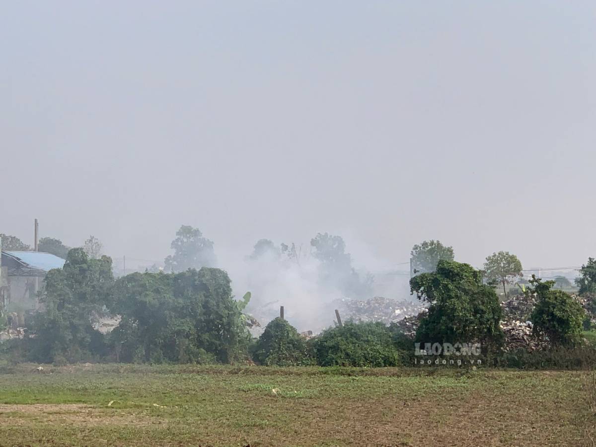 Đốt rác lộ thiên gây ô nhiễm môi trường. Ảnh: Hà Vi