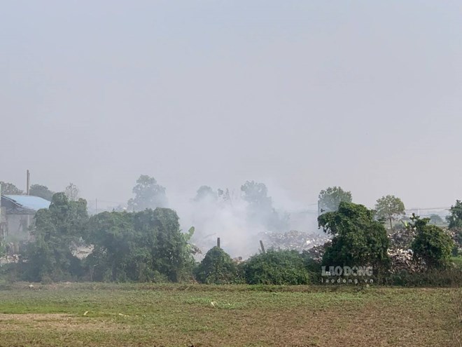 2 bãi rác đốt lộ thiên khói mù mịt, ảnh hưởng đến đường giao thông ở Ninh Bình
