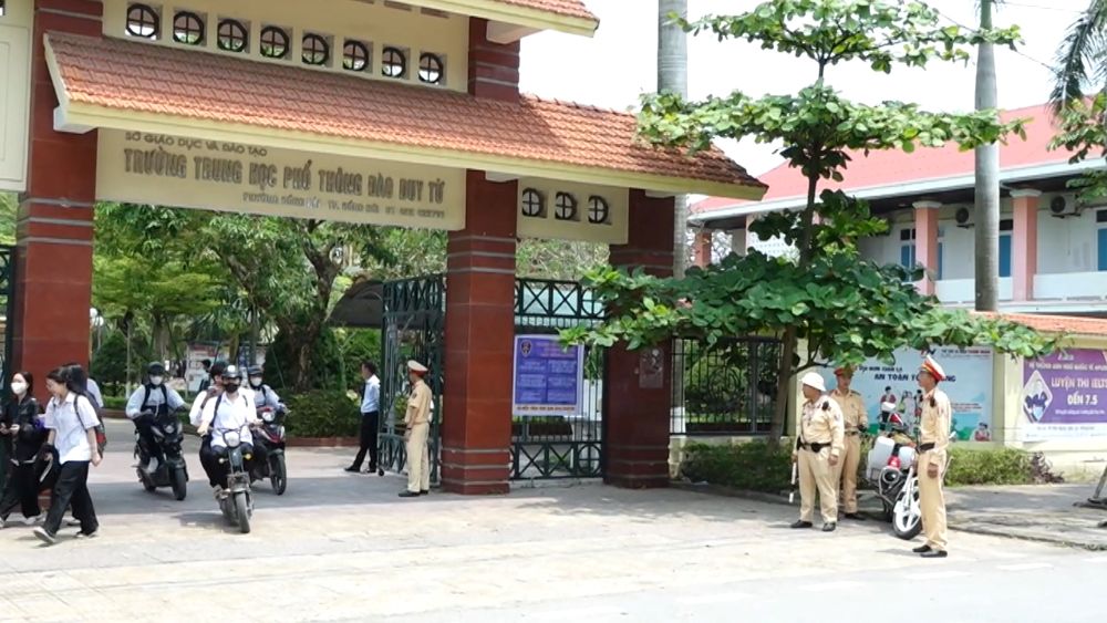 Quang Tri functional forces strictly handle students violating traffic laws, combined with propaganda and education to raise students' awareness. Photo: Thanh Trung