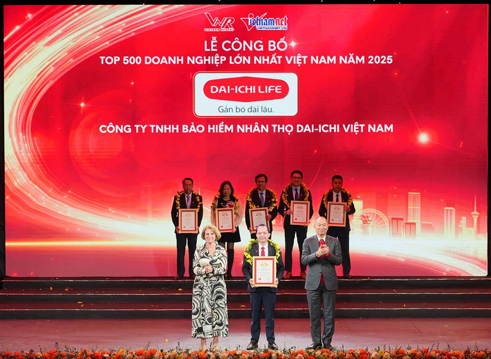 Dai-ichi Life Vietnam was honored as "Top 500 Largest Businesses in Vietnam" for 10 consecutive years (2016 - 2025). Photo: Nguyen Hoang