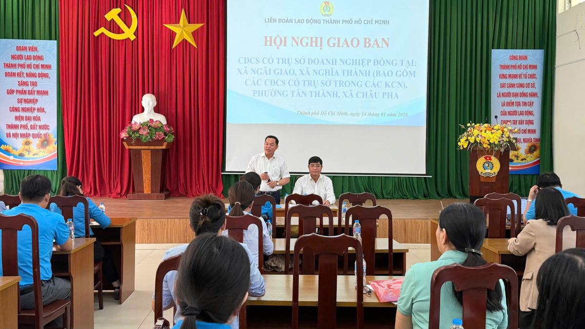 Ho Chi Minh City Labor Federation organizes a meeting with the Commune and Ward Trade Unions, and grassroots Trade Unions on Tet care work. Photo: Thanh An