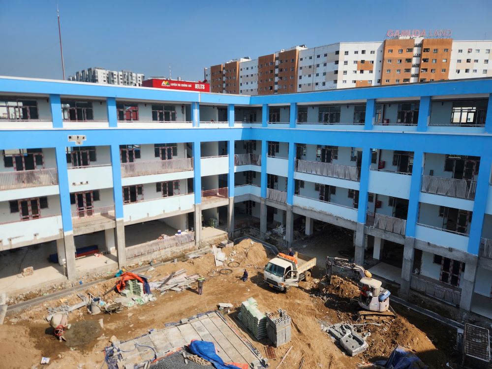 Ngoi truong cao 4 tang voi quy mo 30 phong hoc va cac phong chuc nang da lo ro hinh hai. Anh: Anh Tu