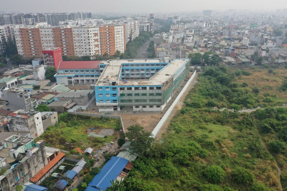 Truong tieu hoc Tran Dai Nghia da dat khoang 85% khoi luong cong trinh tren khu dat tung la nghia trang lon nhat TPHCM. Anh: Anh Tu