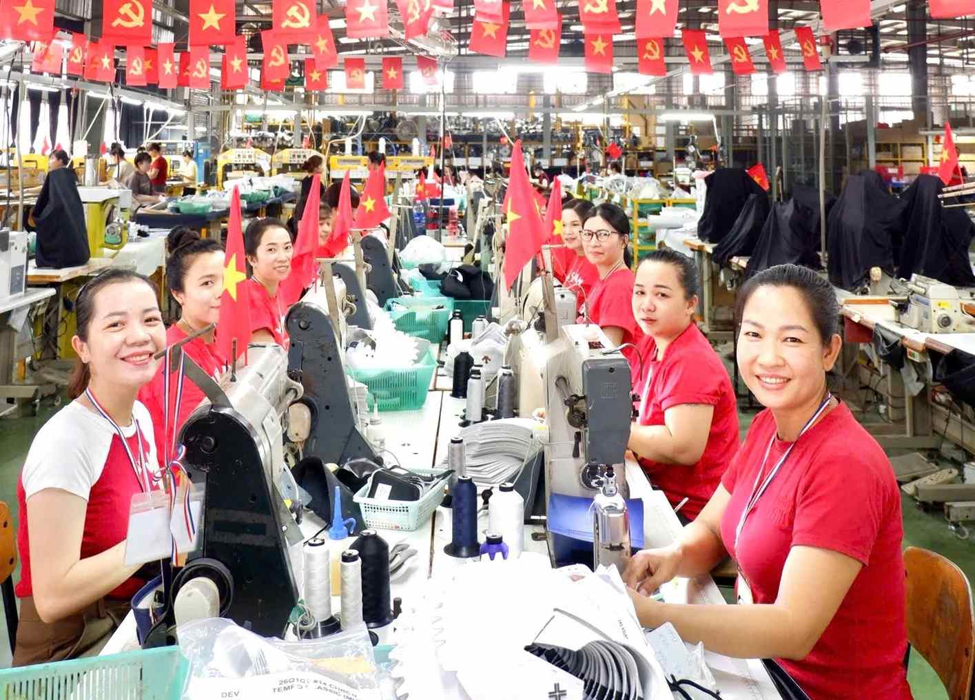 Cong nhan, lao dong lam viec tai nha may Cong ty TNHH Freewell. Anh: CDCS cung cap