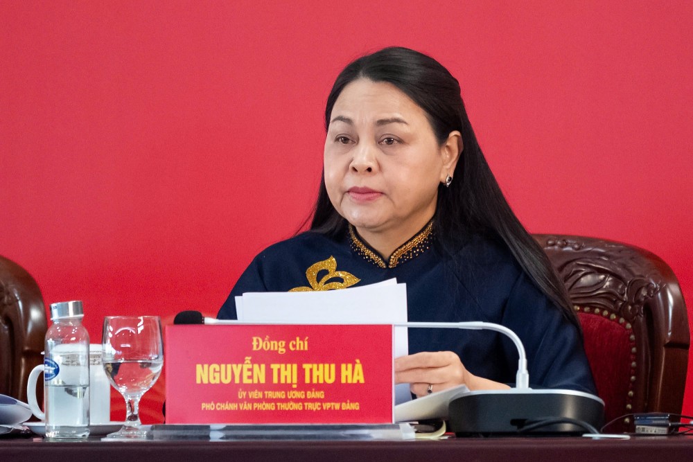 Ba Nguyen Thi Thu Ha cho biet co khoang 1,6 trieu trang tai lieu giay da duoc thay the bang tai lieu tren may tinh. Anh: Pham Dong