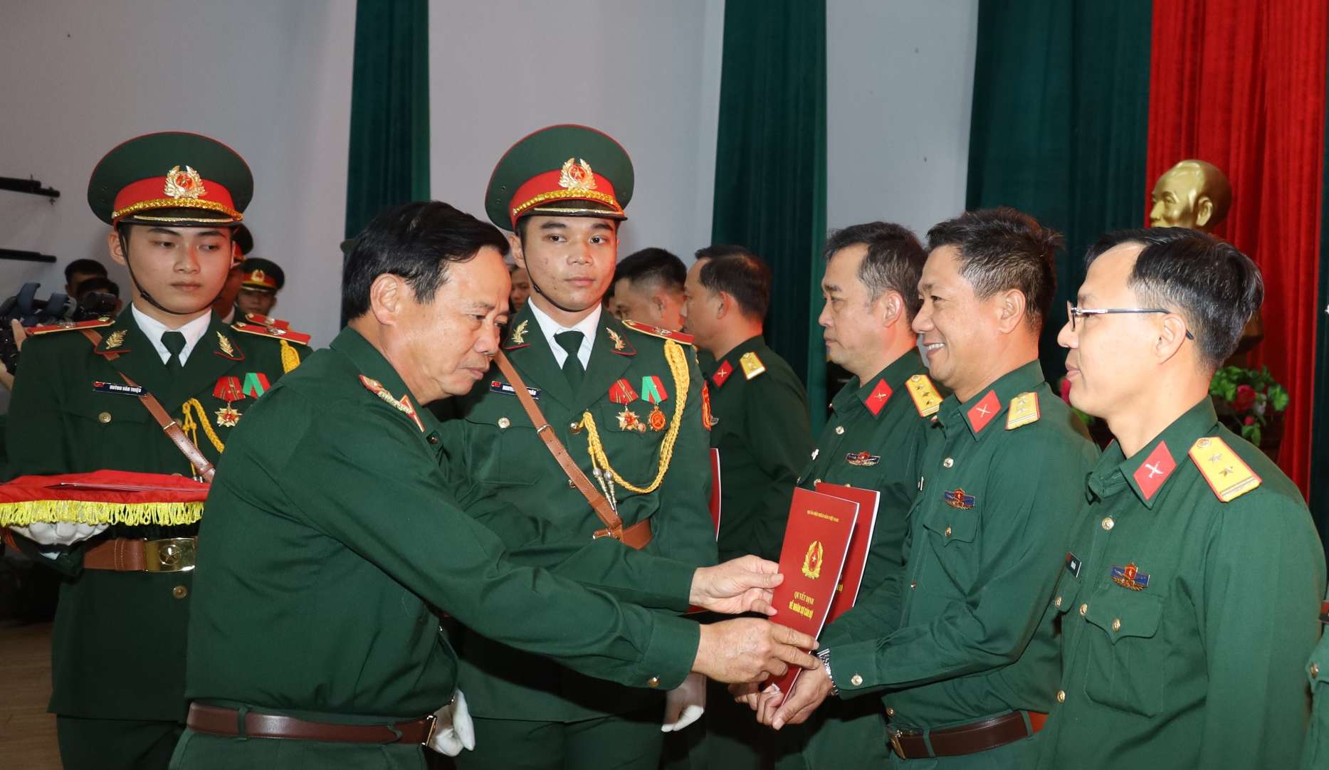 Thieu tuong Hua Van Tuong - Pho Tu lenh Quan khu 5 trao quyet dinh bo nhiem cho cac si quan sau khi to chuc lai Ban Chi huy Quan su xa, phuong, dac khu. Anh: Phuong Linh