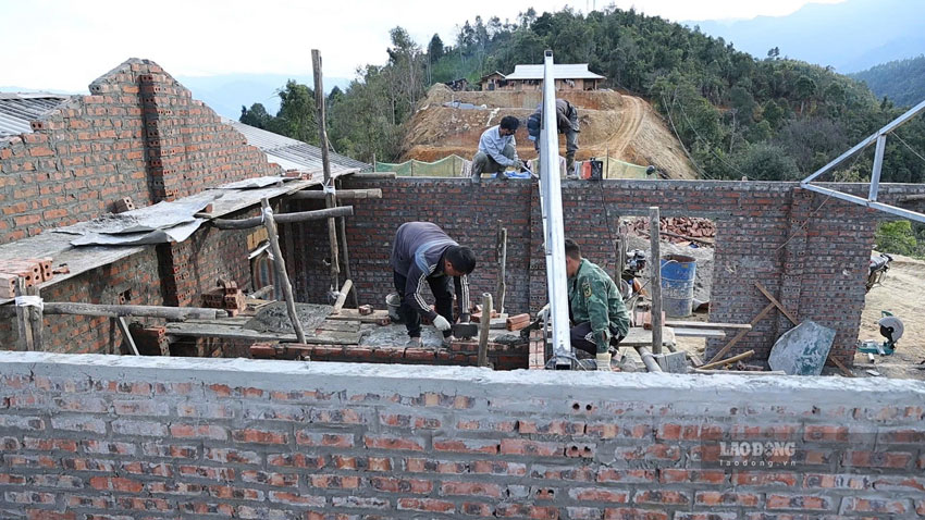 Cac ho dan khan truong dung nha tai khu tai dinh cu San Tra, no luc hoan thanh truoc mua mua. 