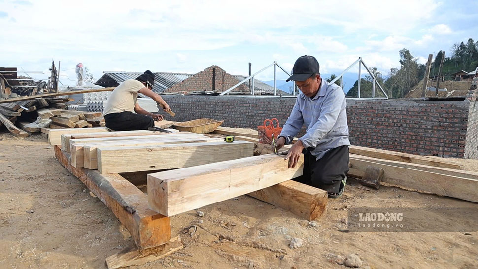 Nguoi than, ho hang va ba con dan ban cung chung tay giup do cac ho di doi dung nha moi tai khu tai dinh cu. Nhung ban tay gop suc la diem tua de nguoi dan som on dinh cuoc song. 