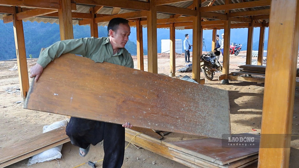 Ong Thao A Bao (thon San Tra) ben ngoi nha vua dung tai khu tai dinh cu. Tu noi o cu thuong xuyen doi mat voi nguy co sat lo, nay gia dinh ong da yen tam an cu tren vung dat an toan hon. 