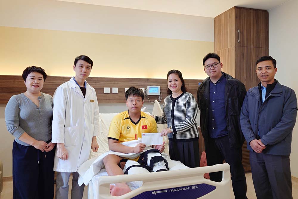 VFF leaders visit and encourage goalkeeper Doan Tuan Phong of the Vietnam U19 futsal team who is being treated for an injury at Vinmec Hospital. Photo: VFF
