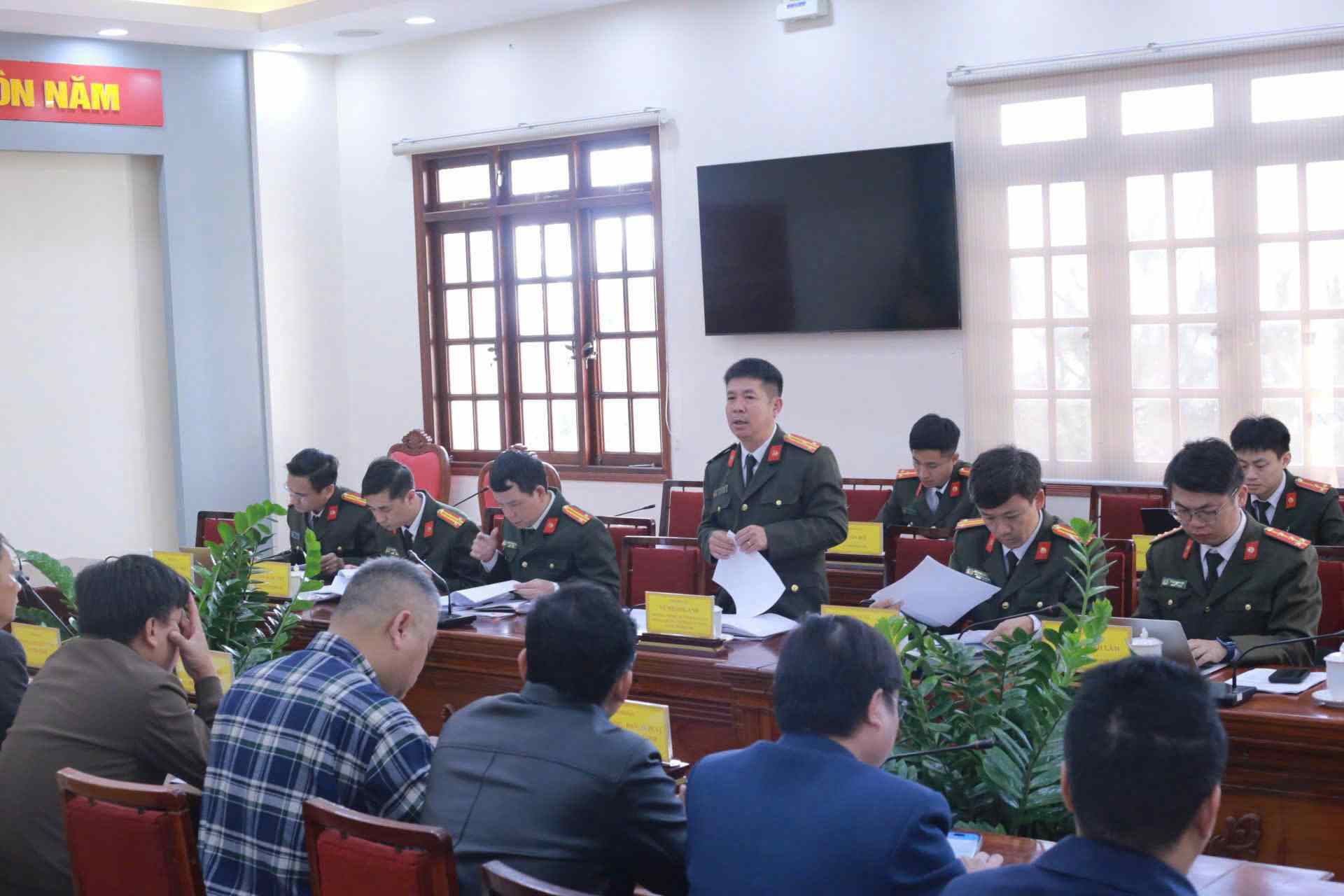 Doan kiem tra tien hanh kiem tra tai Van phong UBND tinh. Anh: Phuc Khanh 