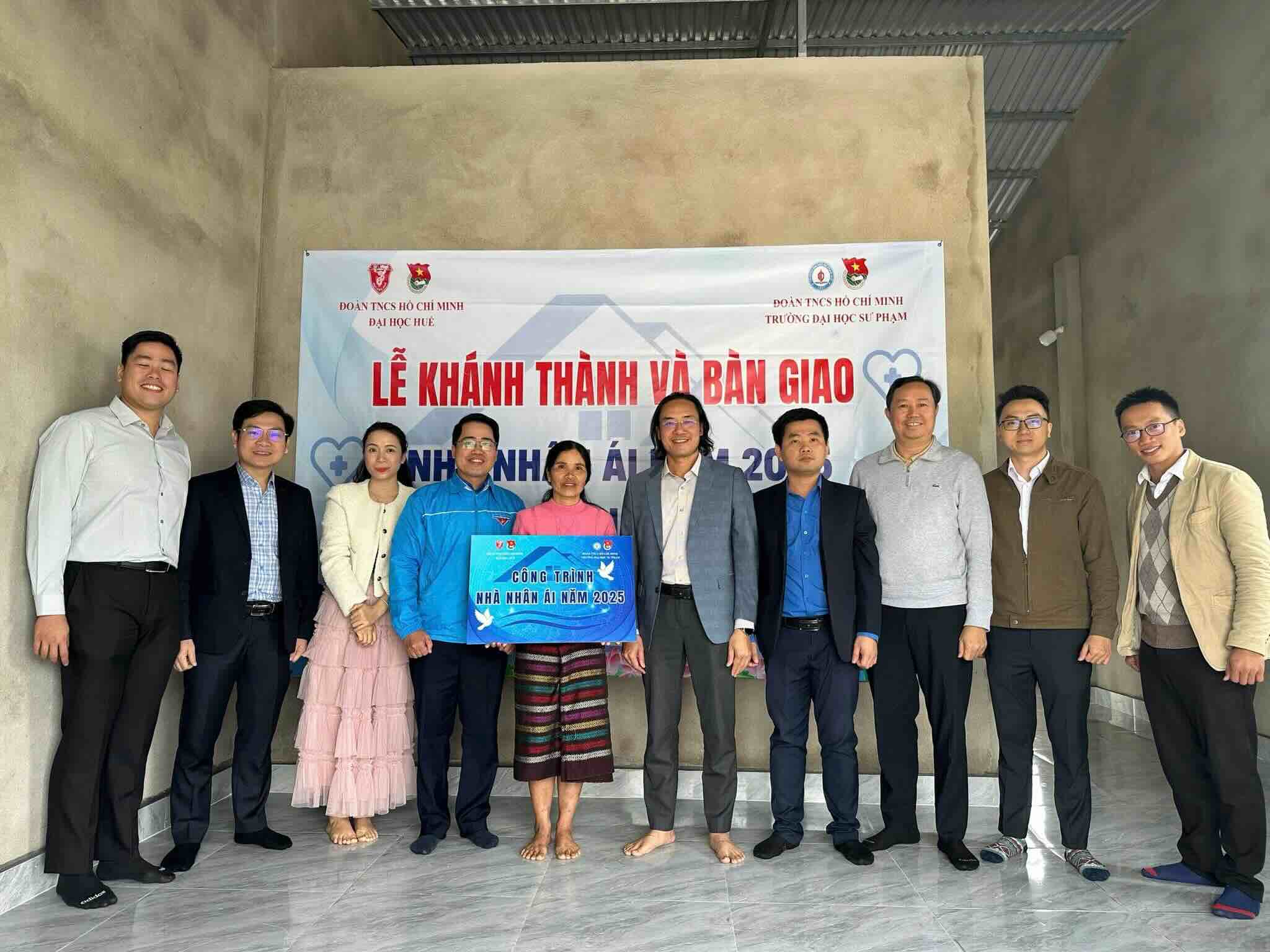 The delegation handed over and shared joy in the house of compassion. Photo: T. Lam.