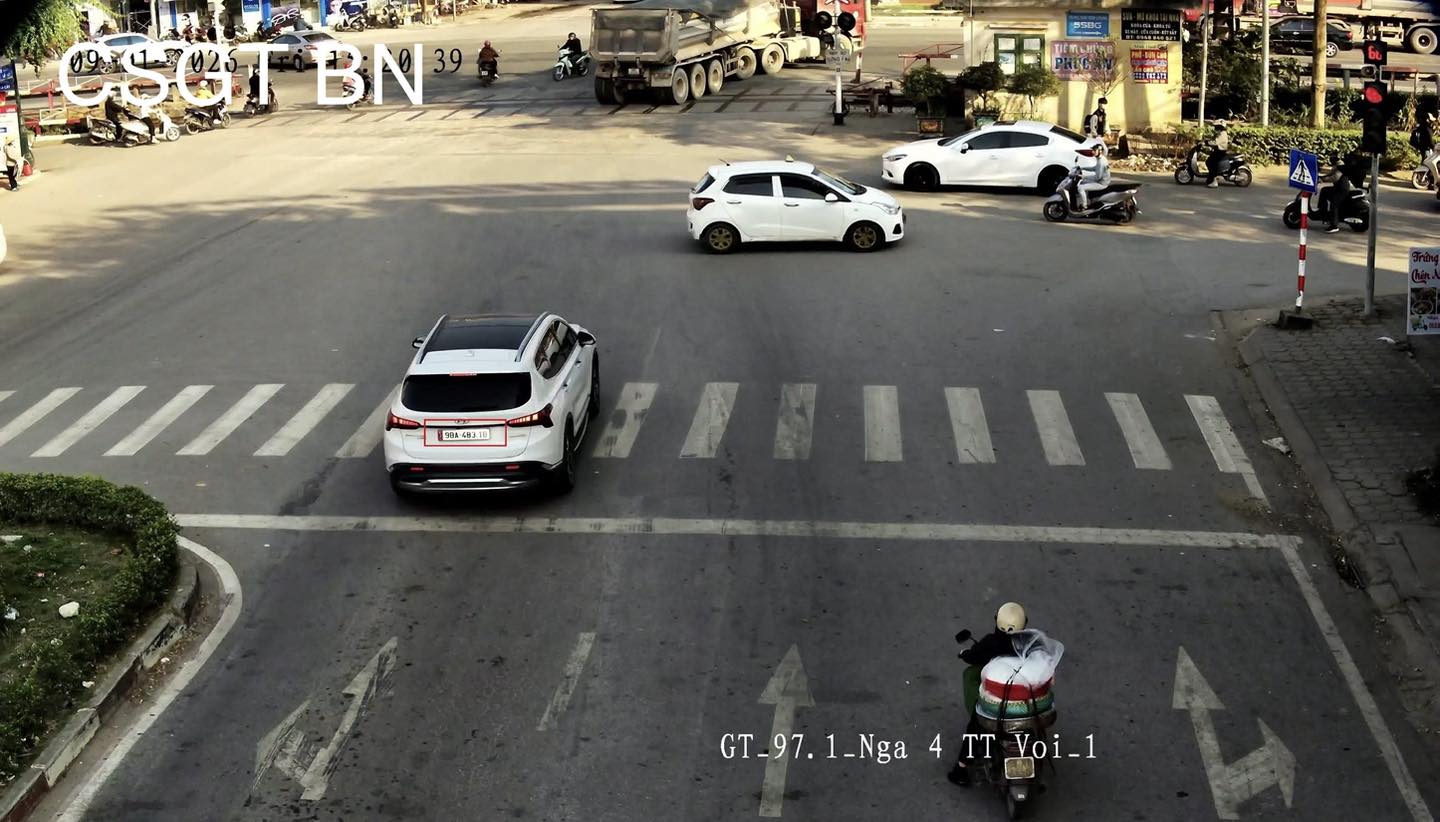 Car owner fined for running a red light. Photo: Bac Ninh Traffic Police