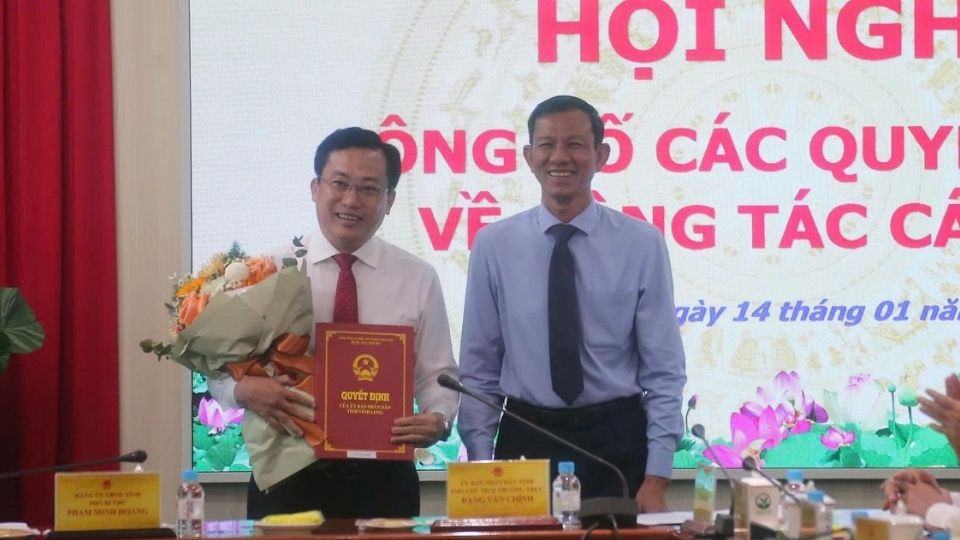 Mr. Dang Van Chinh - Standing Vice Chairman of Vinh Long Provincial People's Committee awarded the decision and presented flowers to congratulate the new Chief Inspector of the province Vo Van Phu. Photo: Hoang Loc
