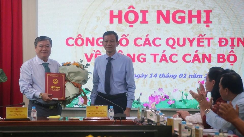 Ong Dang Van Chinh – Pho Chu tich Thuong truc UBND tinh Vinh Long chuc mung ong Le Dong Khoi nhan nhiem vu cong tac moi. Anh: Hoang Loc