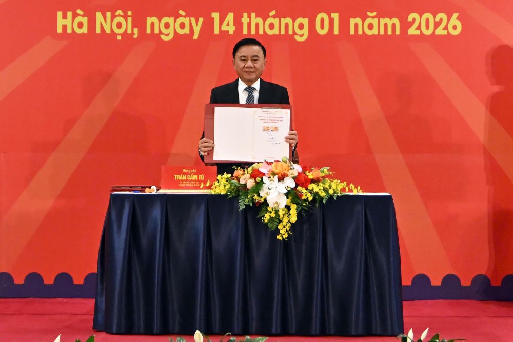 Dong chi Tran Cam Tu da thuc hien nghi thuc ky Bia phat hanh dac biet bo tem va dong dau luu niem. 