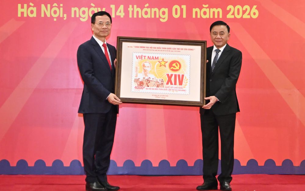 Minister of Science and Technology Nguyen Manh Hung presented a painting set of postage stamps "Welcome the 14th National Congress of the Party!" to Politburo Member, Standing Secretary of the Secretariat Tran Cam Tu. Photo: Ai Van