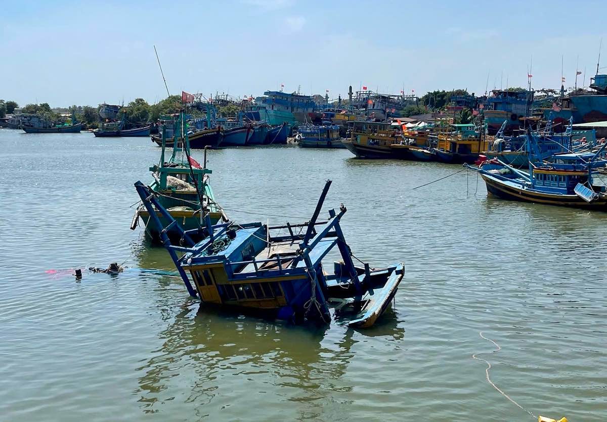 Tau ca bi chim khi neo dau. Anh: Duy Tuan 