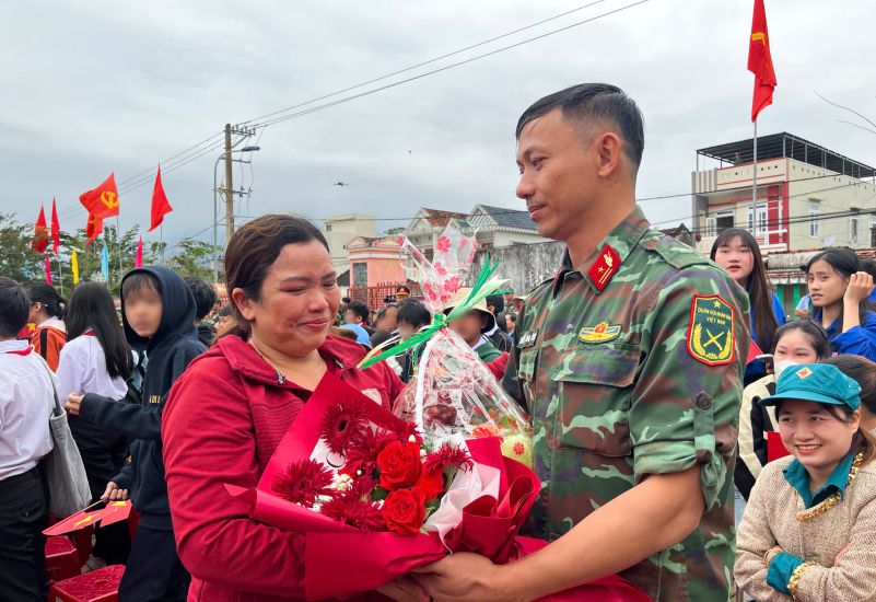 제5군구 부대가 닥락 주민들과 작별하고 있습니다. 사진: 응옥찌엔
