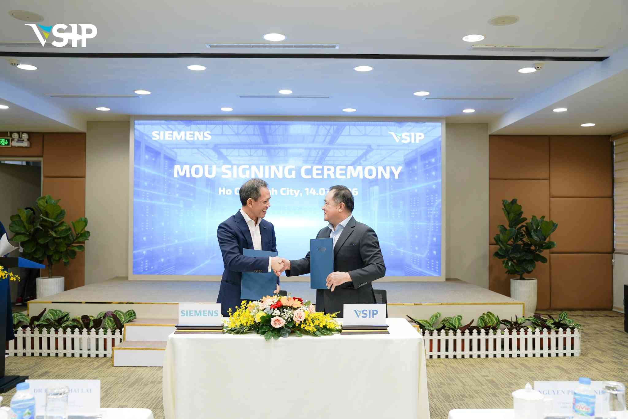 VSIP cooperates with Siemens Vietnam to develop data centers and digital transformation. Photo: VSIP