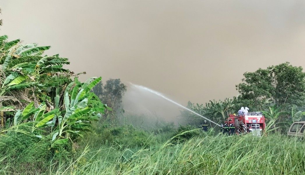Forest fire prevention drill in Ca Mau. Photo: Nhat Ho.