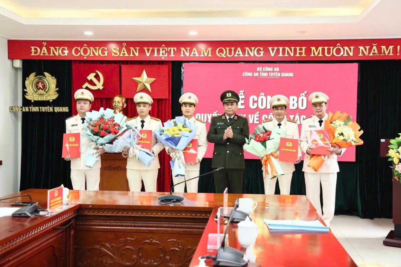 간부 업무에 관한 결정 발표. 사진: 뚜옌꽝 공안