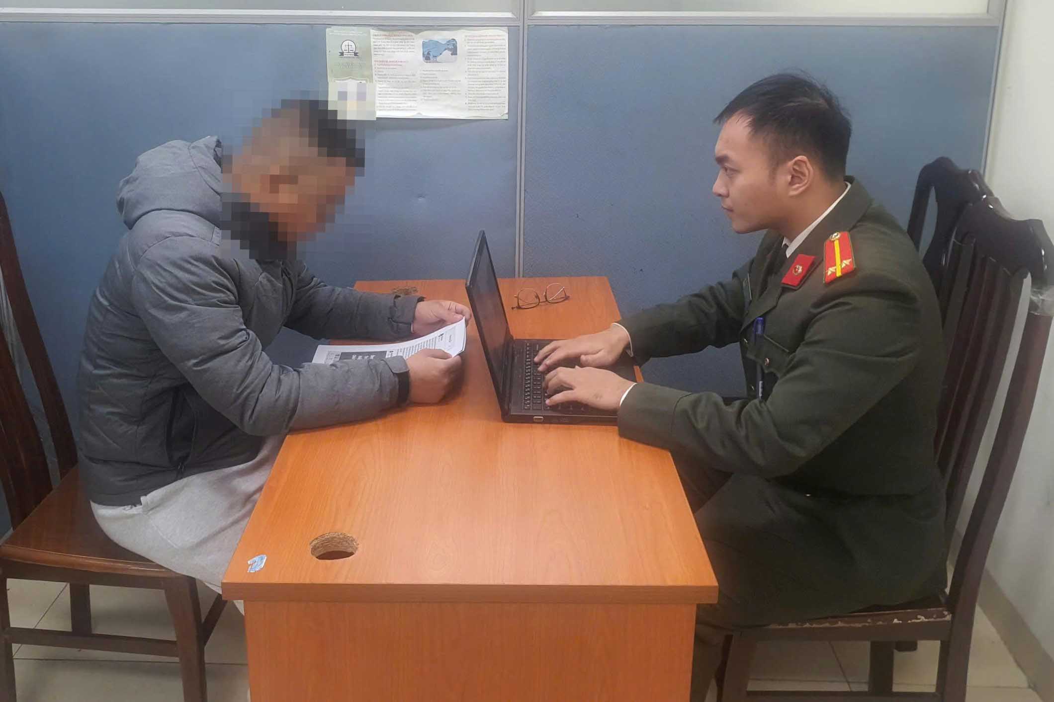 Phòng An ninh mạng và phòng chống tội phạm sử dụng công nghệ cao làm việc với trường hợp vi phạm. Ảnh: Công an Hà Nội 