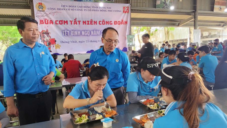 Leaders of Dong Nai Provincial Labor Federation attend the Trade Union New Year's Eve Meal at Dong Phu Cuong Joint Stock Company. Photo: Ha Anh Chien