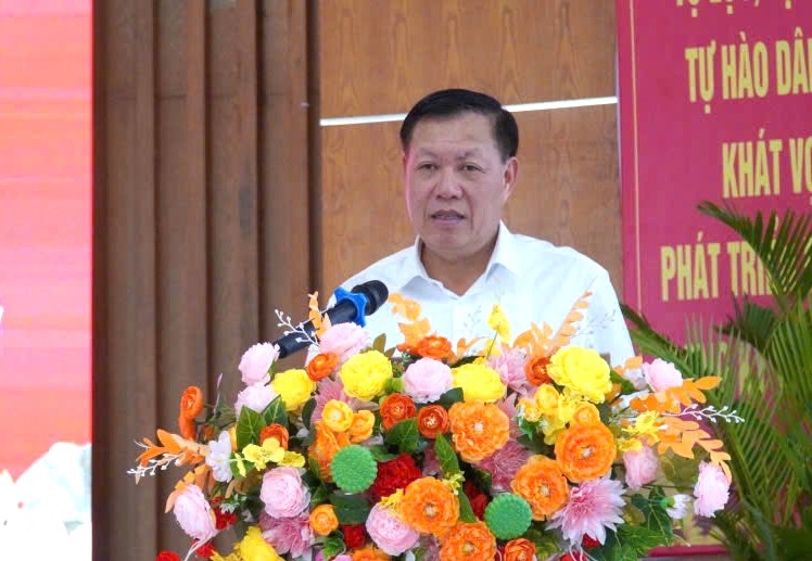 Thu truong Bo Y te phat bieu tai hoi nghi ban giao. Anh: Truong An