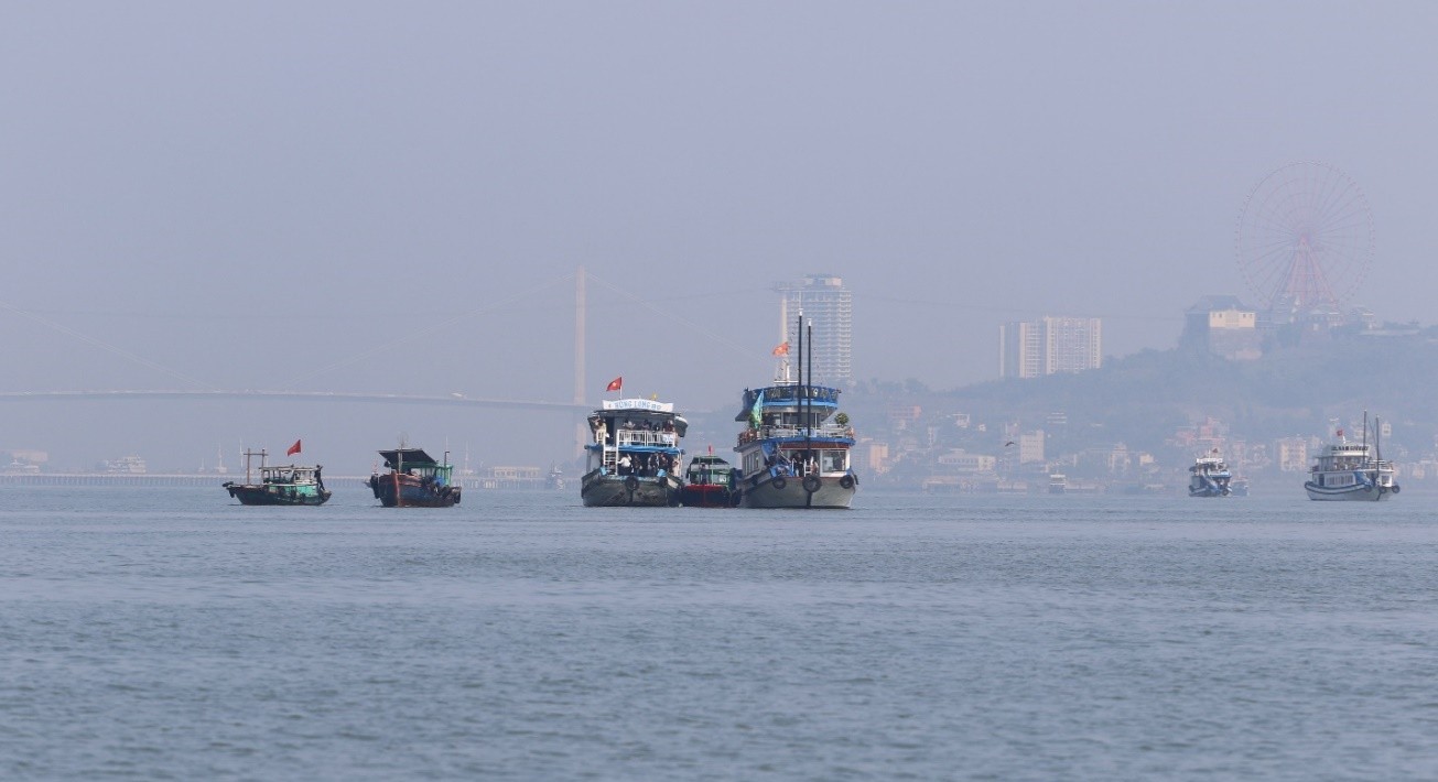 Ship violates sideline between 2 tourist boats to sell goods in Ha Long Bay. Photo: Ha Long Bay - Yen Tu World Heritage Management Board