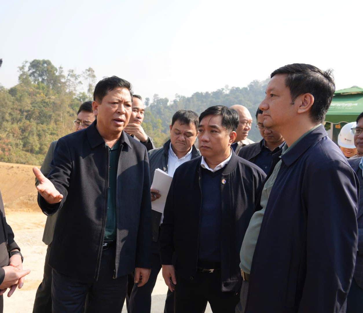 Bo truong Tran Hong Minh chi dao tai cong truong du an. Anh: Nguyet Ha