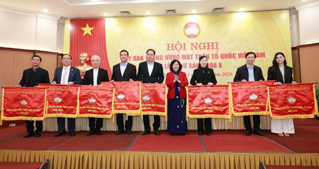 Ba Bui Thi Minh Hoai - Uy vien Bo Chinh tri, Bi thu Trung uong Dang, Bi thu Dang uy MTTQ, cac doan the Trung uong, Chu tich Uy ban Trung uong MTTQ Viet Nam trao khen thuong tai hoi nghi. Anh: Hai Nguyen 