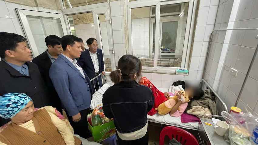 하이퐁 남안푸사 지도부가 사건 후 P.T.T.P 학생을 위로하고 격려하고 있습니다. 사진: 민안