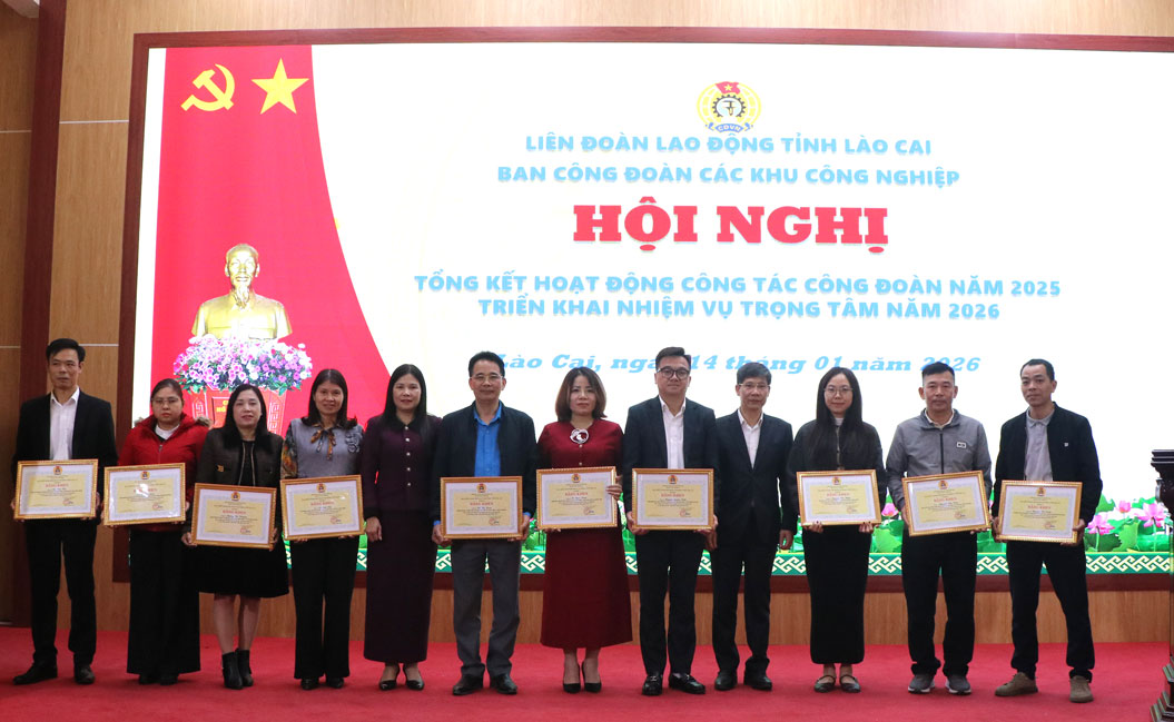 Khen thuong tap the, ca nhan co thanh tich xuat sac trong hoat dong cong doan. Anh: Manh Hung