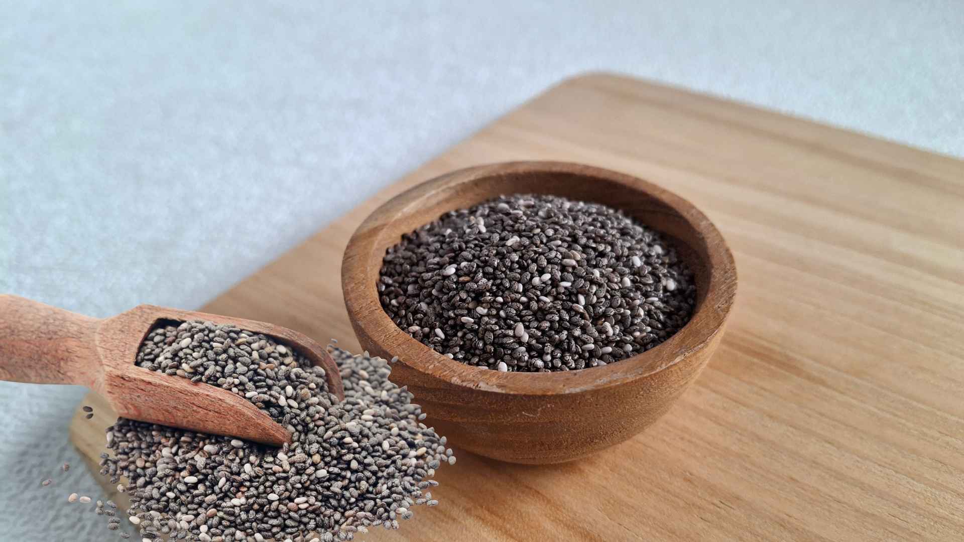 Eating chia seeds before meals to reduce cholesterol absorption to control blood fat. Graphic photo: Huong Son