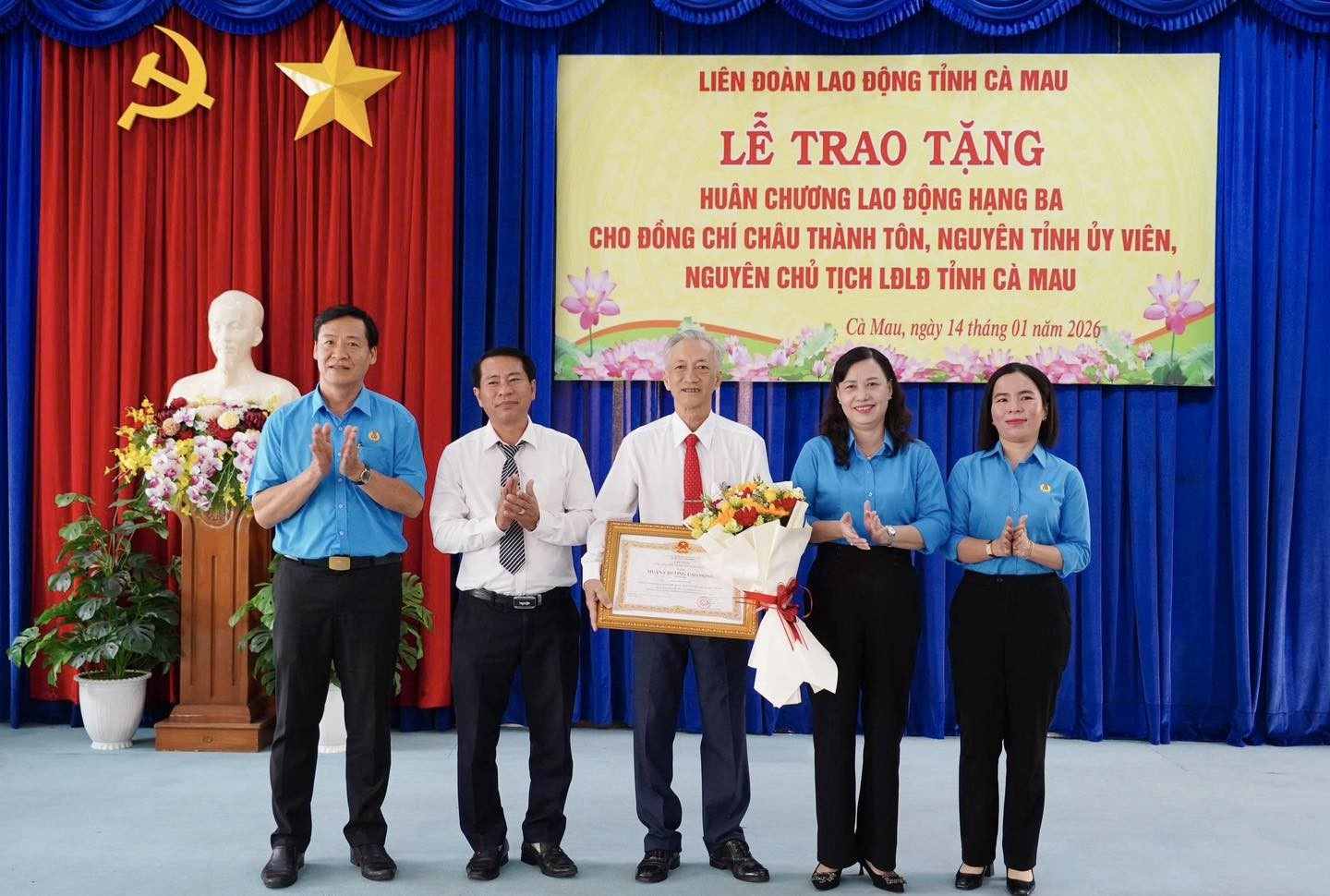 Mr. Chau Thanh Ton receives the Third-class Labor Medal. Photo: Thieu Vu.