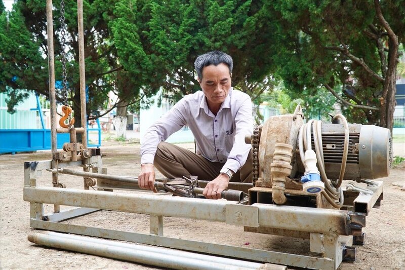 Mr. Truong Anh Duong - Grassroots Trade Union of Duc Trong Water Supply and Drainage and Construction Joint Stock Company (Lam Dong province) improves underground drilling rigs, bringing a profit value of hundreds of millions of dong each year. Photo: Lam Duc