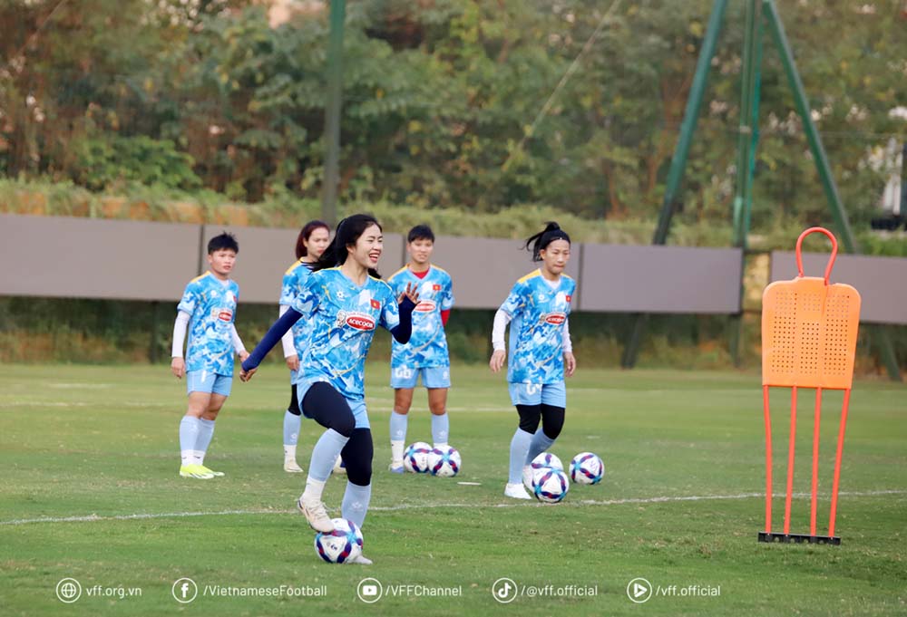 La seleccion femenina vietnamita entrena la primera sesion en el Centro de Entrenamiento de Futbol Juvenil de Vietnam preparandose para el Campeonato Asiatico Femenino 2026. Foto: VFF