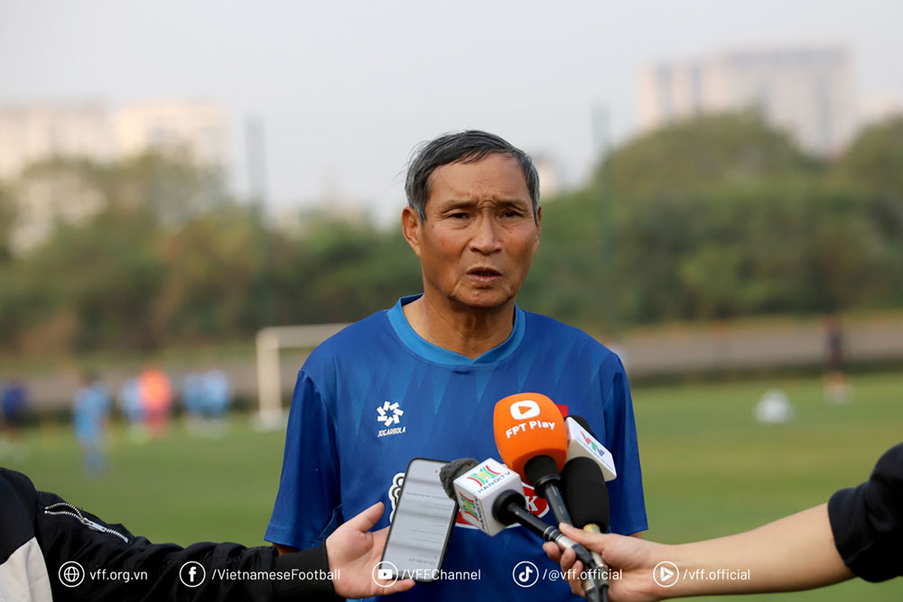 Huan luyen vien Mai Duc Chung tra loi phong van. Anh: VFF